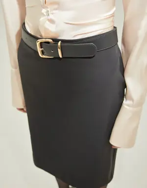Leather belt with contrasting buckle